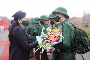 Bí thư Tỉnh ủy Thái Nguyên Nguyễn Thanh Hải động viên tân binh lên đường nhập ngũ.