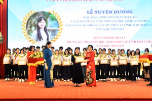 Bà Ma Thị Thúy, Tỉnh ủy viên, Phó trưởng đoàn chuyên trách Đoàn đại biểu Quốc hội tỉnh Tuyên Quang và bà Vũ Thị Bích Việt nguyên Phó Chủ tịch UBND tỉnh, Chủ tịch Hội Khuyến học tỉnh trao Bằng khen và vòng nguyệt quế cho học sinh.