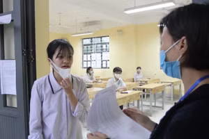Thí sinh tham dự kí thi tuyển sinh vào lớp 10 tại Hà Nội