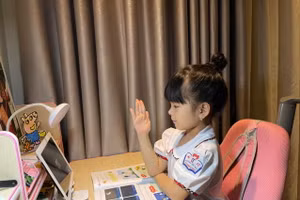 Học sinh lớp 1 Trường Tiểu học Thăng Long học trực tuyến.