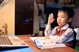 Học sinh lớp 1 trường tiểu học Thăng Long học trực tuyến.