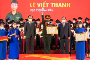 Thứ trưởng Bộ GD&T Hoàng Minh Sơn và Phó Bí thư Thành ủy Hà Nội Nguyễn Văn Phong trao bằng khen cho các thủ khoa.