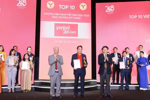 Ông Nguyễn Anh Tuấn - Phó Chủ tịch HĐQT Vietjet (thứ hai từ phải sang) nhận giải thưởng.