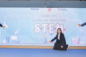  Nhà báo Nguyễn Phan Khuê - Tổng Biên tập báo Thiếu niên Tiền phong và Nhi đồng (ngoài cùng bên phải), ông Oka Hiroyuki - Giám đốc công ty Panasonic Việt Nam, đại diện Ban giám khảo thực hiện nghi thức khởi động cuộc thi “Cùng em sáng tạo STEM".