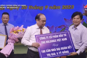 Đại diện Tập đoàn TNG Holdings Vietnam trao tặng 5 tỷ đồng cho UB MTTQ tỉnh Hậu Giang.