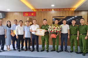 Bộ trưởng Bộ Giáo dục và Đào tạo tặng Bằng khen cho lực lượng Công an Đà Nẵng
