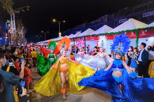 Đoàn biểu diễn carnival trình diễn dọc tuyến phố 3/2 trong tiếng vỗ tay của người dân tại Lễ hội đón Giáng sinh năm 2022.