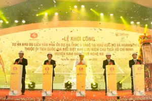 Các đại biểu thực hiện nghi lễ khởi công dự án Khu du lịch văn hoá và dự án Thác 9 tầng tại Khu vực mộ bà Hoàng Thị Loan, thuộc Khu di tích quốc gia đặc biệt Khu lưu niệm Chủ tịch Hồ Chí Minh, huyện Nam Đàn, Nghệ An.