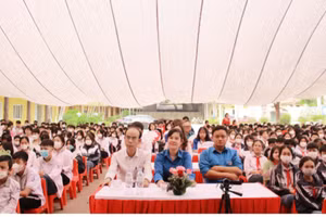 Đông đảo học sinh, giáo viên và phụ huynh tham gia diễn đàn