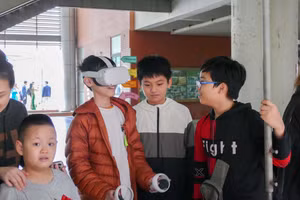 Trải nghiệm không gian sắc màu hội chợ khoa học của học sinh Hà Nội