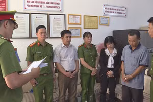 Cơ quan công an thực hiện lệnh khởi tố. Ảnh: Dantri