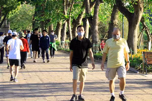 Hà Nội khuyến cáo người dân không tập trung quá 30 người tại nơi công cộng. Ảnh minh họa