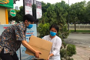Đêm nhạc do đạo diễn Hoàng Nhật Nam khởi xưởng đã quyên góp được gần 6 tỷ đồng để ủng hộ tâm dịch.