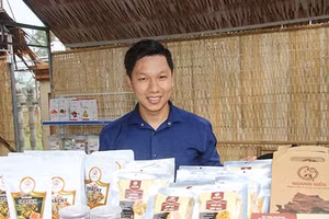 Trương Lê Huy Hoàng bên các sản phẩm sản xuất ra thị trường.