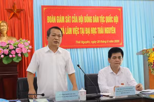 GS.TS Phạm Hồng Quang, Giám đốc ĐH Thái Nguyên trình bày các nội dung tại chương trình làm việc với đoàn giám sát của Hội đồng dân tộc Quốc hội.