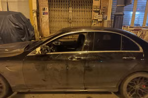 Chiếc xe hiệu Mercedes bị đập phá.
