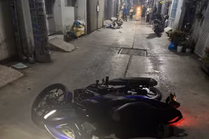 Hai người thương vong sau khi ngã xe lúc rạng sáng