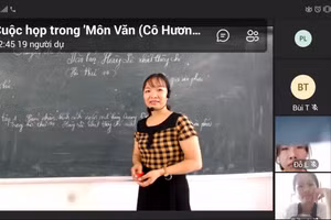 Cô giáo Đặng Thị Hương trong một giờ dạy trực tuyến môn Ngữ văn
