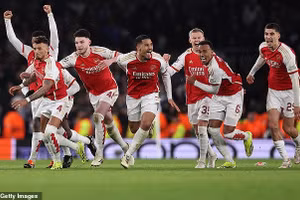 Arsenal hóa giải lời nguyền Champions League, thẳng tiến vào tứ kết