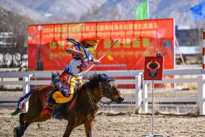 Mãn nhãn màn biểu diễn cưỡi ngựa bắn cung của người Tây Tạng