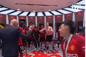 Vô địch Cup FA, thầy trò Erik ten Hag ăn mừng cuồng nhiệt trong phòng thay đồ 