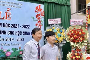 Thầy Nguyễn Văn An, Phó hiệu trưởng nhà trường trao thưởng cho Lê Hữu Nghĩa. 