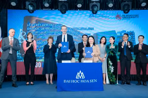 Đại diện của 2 trường đại học tiến hành ký kết hợp tác. 