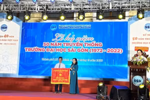Bà Nguyễn Thị Lệ, Phó Bí thư Thành ủy, Chủ tịch HĐND TPHCM trao cờ thi đua của Bộ GD&ĐT cho Hiệu trưởng nhà trường. 