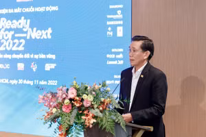 GS.TS Sử Đình Thành, Hiệu trưởng UEH phát biểu và chia sẻ thông tin về chuỗi sự kiện sắp tới.
