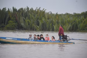 Học sinh vùng sông nước Cà Mau trên đường đến trường.