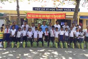 Hỗ trợ học sinh hoàn cảnh khó khăn tại Trường TH Hàm Giang B, huyện Trà Cú, Trà Vinh.