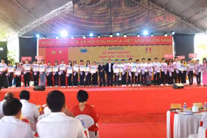Lãnh đạo Trường ĐH Cửu Long trao học bổng và giấy khen cho tân SV đạt thủ khoa.