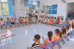 Cô, trò mầm non tại TP Mỹ Tho (Tiền Giang) trong giờ học.