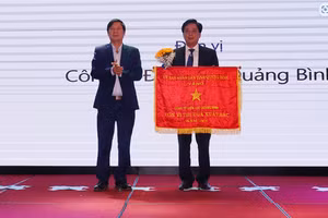 PC Quảng Bình vinh dự nhận Cờ thi đua của UBND tỉnh vì có thành tích xuất sắc toàn diện nhiệm vụ công tác, dẫn đầu phong trào thi đua yêu nước năm 2021. Ảnh: X.V.