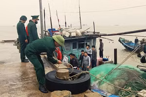 Bộ đội biên phòng Quảng Bình thăm hỏi, động viên các thuyền viên gặp nạn.