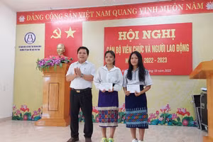 Được sự ủy quyền, thầy Phạm Hồng Việt, Hiệu trưởng Trường phổ thông Dân tộc nội trú tỉnh tặng quà của Bí thư Tỉnh ủy Quảng Bình cho em Cao Thị Lệ Hằng và em Vũ Thị Lích.