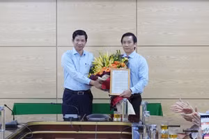Phó Chủ tịch UBND tỉnh Hồ An Phong trao quyết định bổ nhiệm và tặng hoa chúc mừng ông Nguyễn Đình Hải, Phó Giám đốc Sở Giáo dục và Đào tạo.
