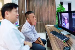 TS.BS Dung và GS Phillip Trần hội chẩn trực tuyến. Ảnh: BSCC.