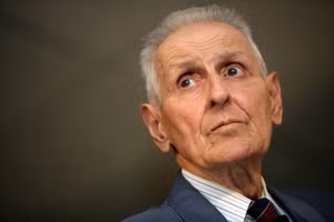 “Bác sĩ tử thần” Jack Kevorkian thực hiện 130 cái chết.