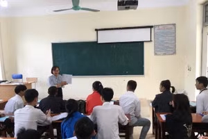 Cô Nguyễn Thu Hường luôn tận tâm, tỉ mỉ trong truyền dạy kiến thức cho học trò.