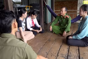Công an huyện An Phú (An Giang) đến nhà tuyên truyền cho phụ huynh và học sinh. Ảnh: Công an cung cấp