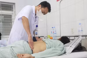 Đau vùng thắt lưng cũng là triệu chứng của nhiều bệnh lý nghiêm trọng. Ảnh: Bệnh viện Bãi Cháy cung cấp.