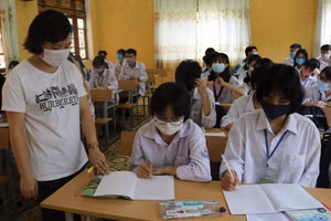 Một giờ ôn tập trong năm học của cô và trò lớp 12, trường THPT Phú Lương, Thái Nguyên 
