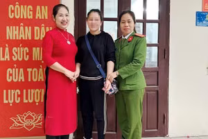 Nữ thực khách (áo đen) đã nhận lại số tiền chuyển nhầm khi ăn trưa tại nhà hàng.