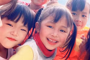 Trẻ mầm non ở bản Ón, xã Tam Chung, huyện Mường Lát (Thanh Hóa) thích thú khi được chụp ảnh. Ảnh: Thế Lượng.