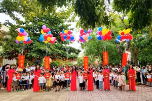 Các cô giáo Trường Tiểu học Minh Khai 1, TP Thanh Hóa đón nhận học sinh của mình trong ngày tựu trường. Ảnh: NTCC.