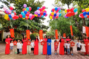 Học sinh Trường Tiểu học Minh Khai 1, TP Thanh Hóa đón năm học mới 2023-2024. (Ảnh minh họa)