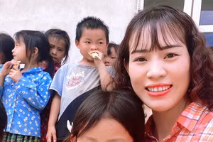  Nữ Nhà giáo tiêu biểu Hàn Thị Giang gần gủi bên các em học sinh. 