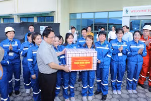 Thủ tướng Phạm Minh Chính tặng quà cán bộ công nhân Nhà máy Lọc hóa dầu Nghi Sơn. (Ảnh: MH)