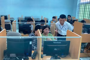 Học sinh Trường THPT Quan Sơn (Thanh Hóa) thực hiện ĐKDT trực tuyến. Ảnh: TL.